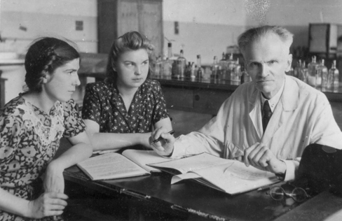 Vladimir Tixomirov tələbələr ilə (1946)